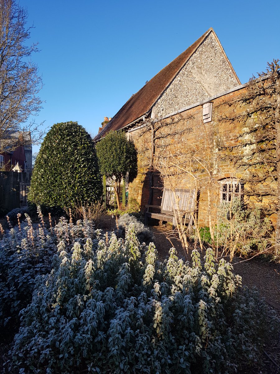 A properly frosty day in #KingJohnsGarden today. Freezing outside, but the soup and the welcome have been nice and warm in #MissMoodys Tea Room. More beautiful gardens in Romsey and the #TestValley? @moreTestValley @Visit_Romsey