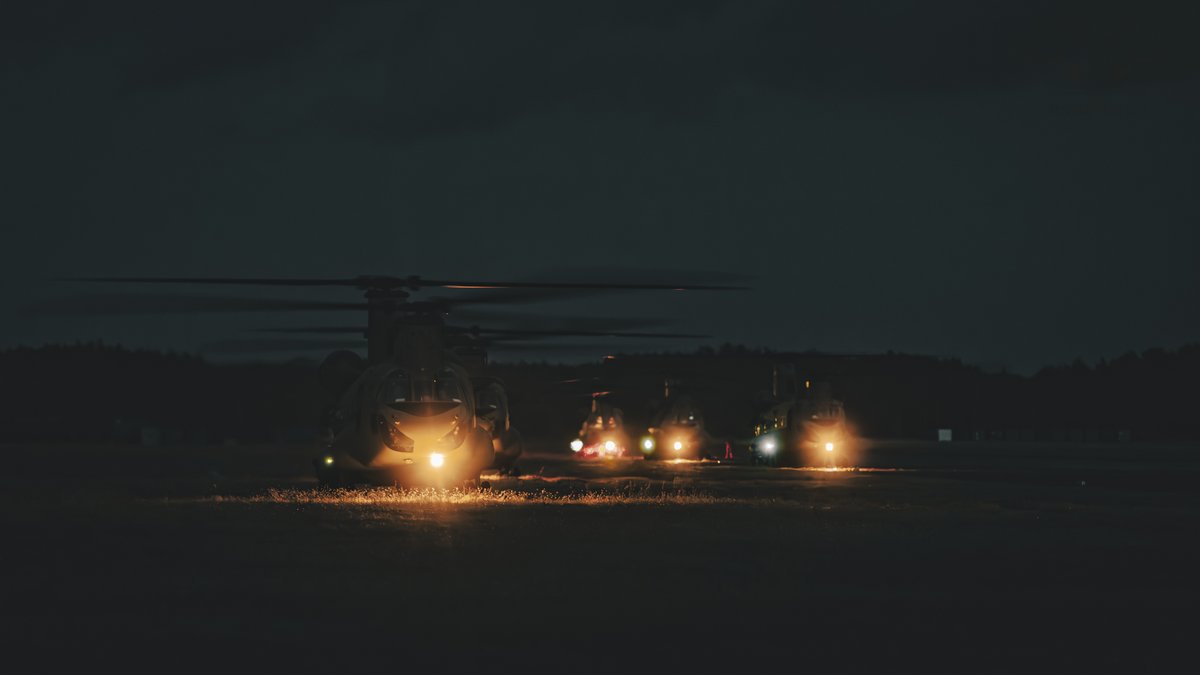 JacekSiminski's tweet image. Sometime, somewhere (loud #WakaWaka noises play in the background)

@USArmyEURAF
#Chinooks, #EasternFlank. Unspecified location, unspecified time. Pic by yours truly.