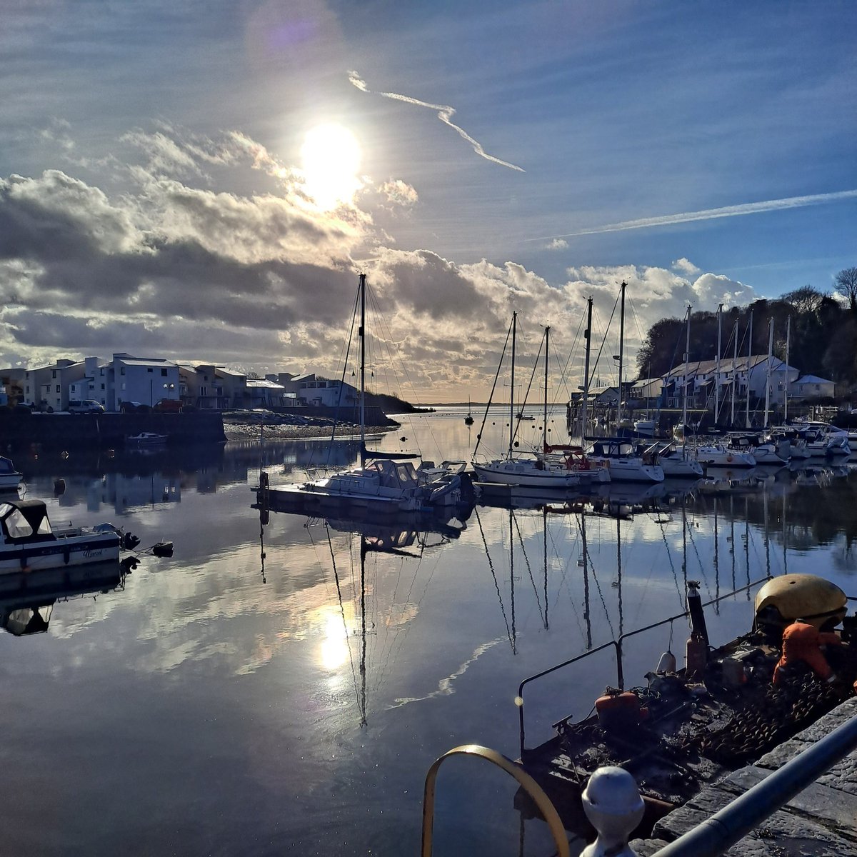 Brythonfa's tweet photo. Nice walk from #porthmadog to #borthygest and back today, rowing must be a good way to keep warm, not for me though but fair play to them 👏👏 https://t.co/zL50QN80RM