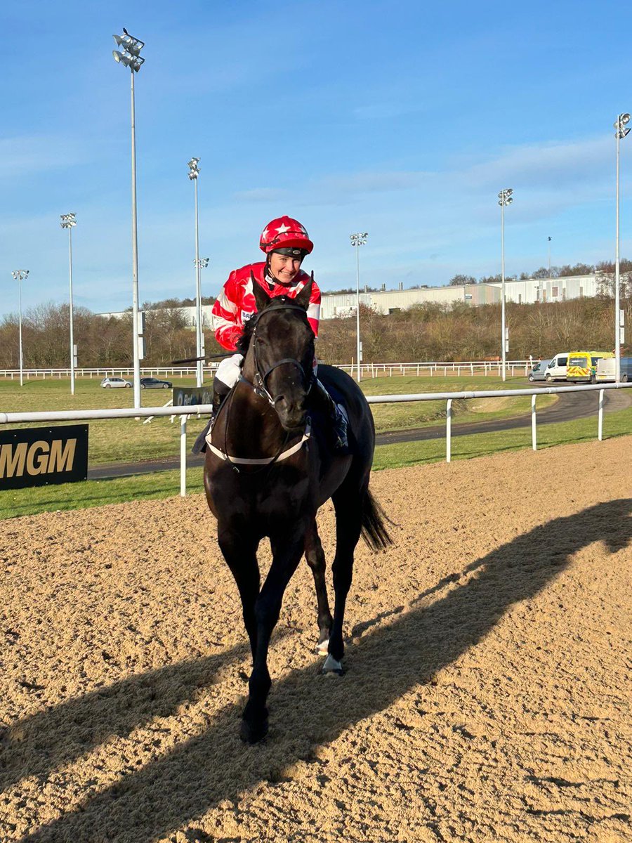 🥇🏆 Beauty Choice wins <a href="/WolvesRaces/">Wolverhampton Races</a> under <a href="/jomason90/">Joanna Mason</a> for Silkstone United Racing Partnership. Well done to all involved #winner