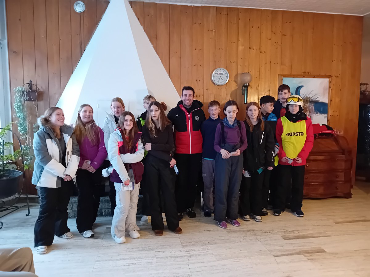RawlinsPE's tweet photo. And then finally we had our ski presentation! We are so proud of everything the pupils have achieved this week! #rawsome https://t.co/JHvsRGK43p