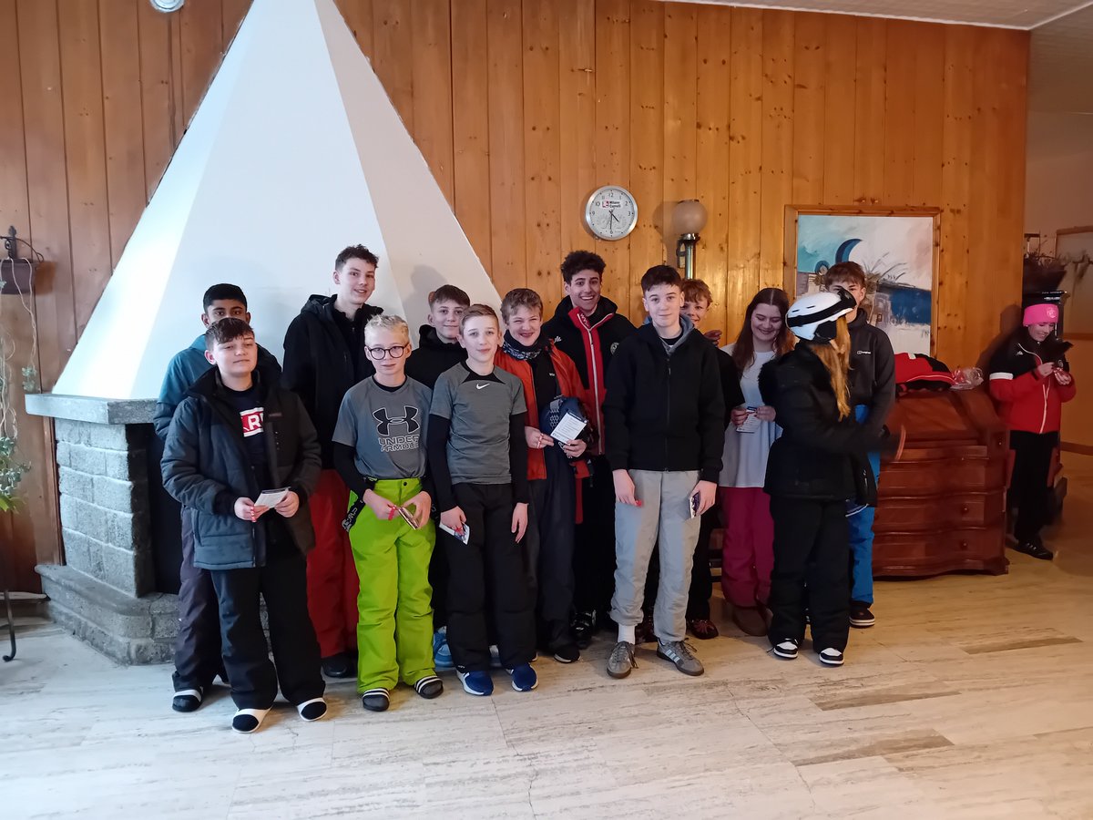 RawlinsPE's tweet photo. And then finally we had our ski presentation! We are so proud of everything the pupils have achieved this week! #rawsome https://t.co/JHvsRGK43p