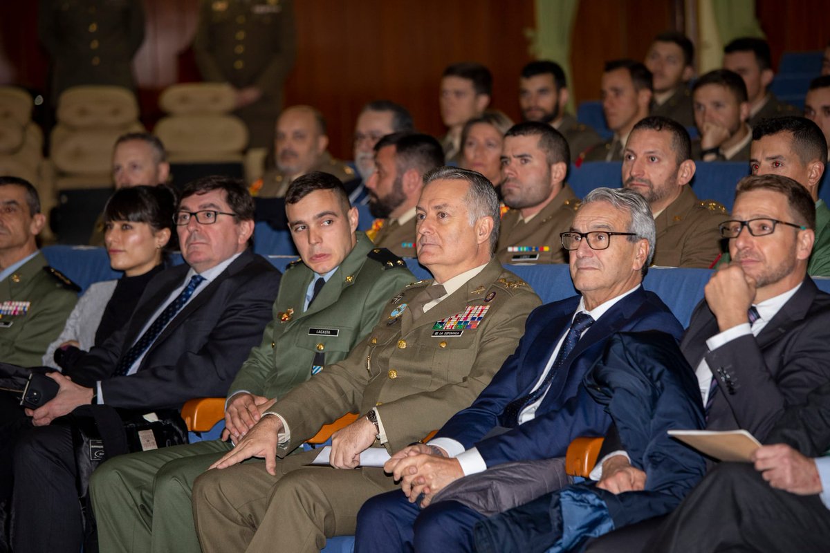 MADOC_ET's tweet photo. El teniente Gonzalo Lacasta ha recibido en la Academia Infantería #ACINF_ET #Toledo el premio ‘Afán de Ribera’, dotado por @Cajaruralgr, al mejor trabajo de fin de grado realizado en el @CUDZaragoza como parte de su formación en la Academia General Militar #AGM_ET.
@CemixUGRMADOC https://t.co/q6Z5ZgZ9nm