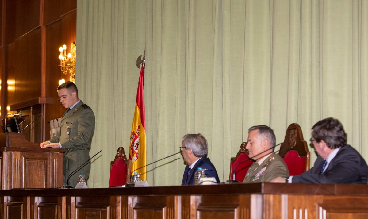 MADOC_ET's tweet photo. El teniente Gonzalo Lacasta ha recibido en la Academia Infantería #ACINF_ET #Toledo el premio ‘Afán de Ribera’, dotado por @Cajaruralgr, al mejor trabajo de fin de grado realizado en el @CUDZaragoza como parte de su formación en la Academia General Militar #AGM_ET.
@CemixUGRMADOC https://t.co/q6Z5ZgZ9nm