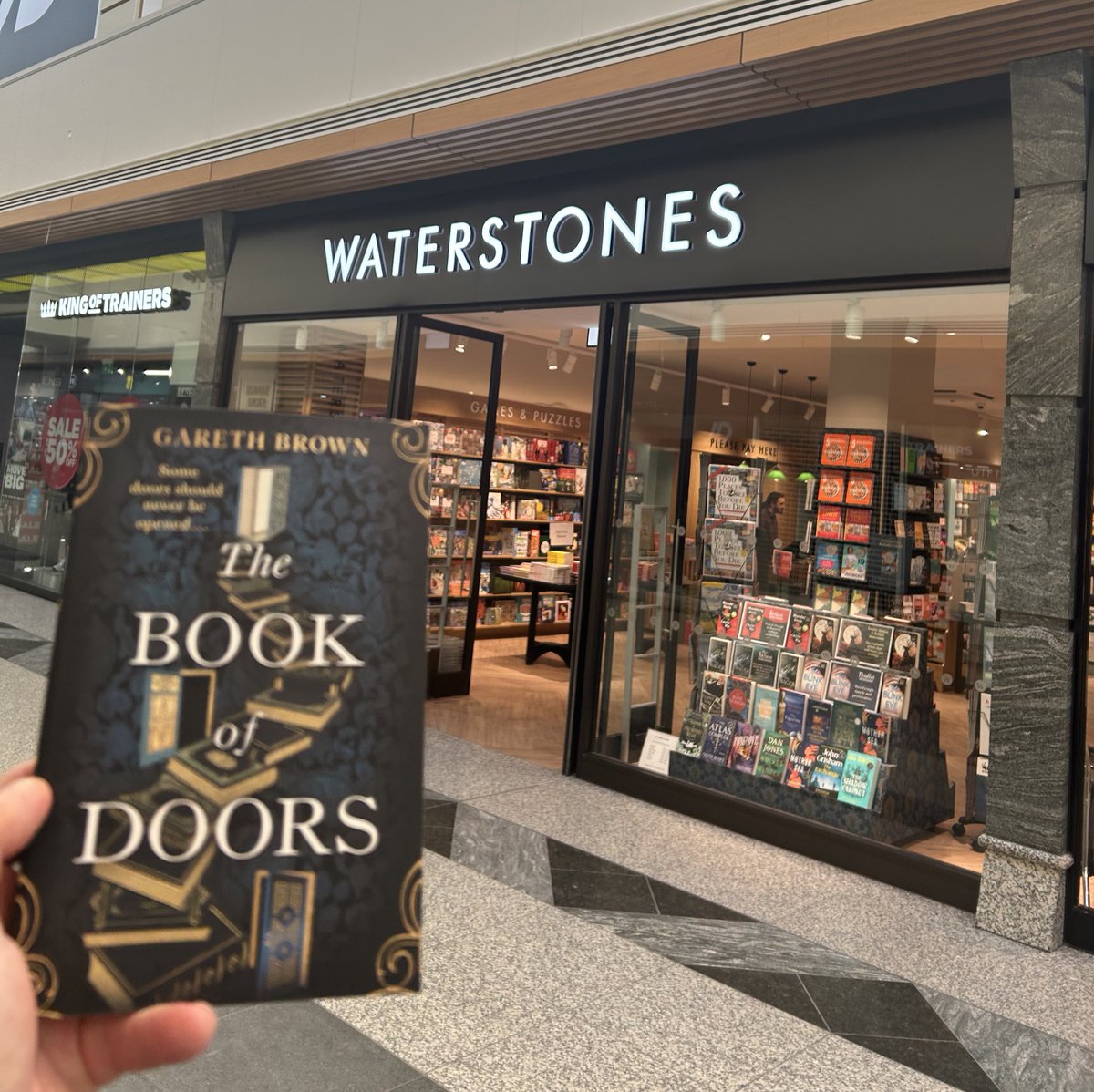 Last but certainly not least on proof drop tour of Edinburgh is a stop at @WstonesEdinGyle - a recently opened bookshop which is enjoyably near to my work! How convenient… 

#thebookofdoors @TransworldBooks