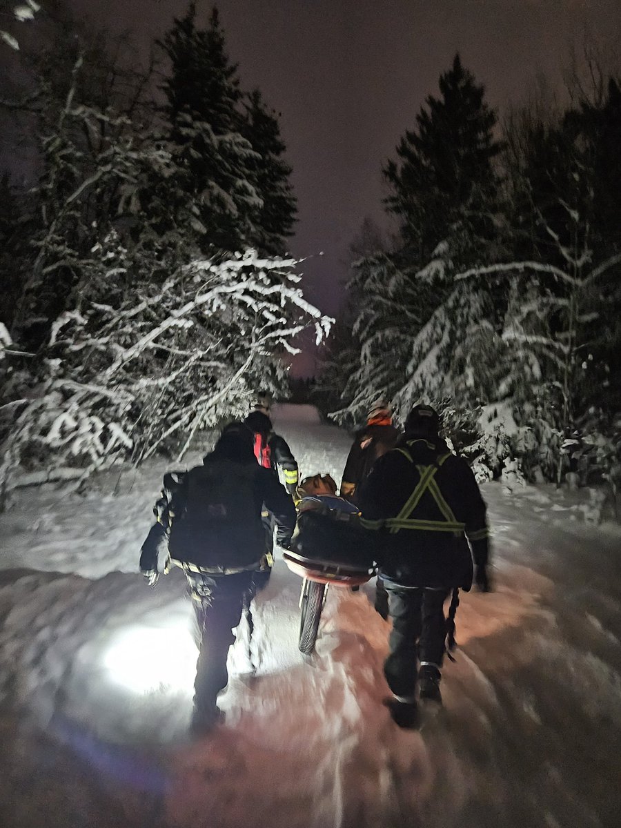 Fire & Flood Emergency Services rescue team recently completed a vital training exercise, tackling winter conditions and nighttime scenarios. This type of training is crucial because emergencies don't wait for ideal weather or daylight. #rescue #team #technicalrescue #safety