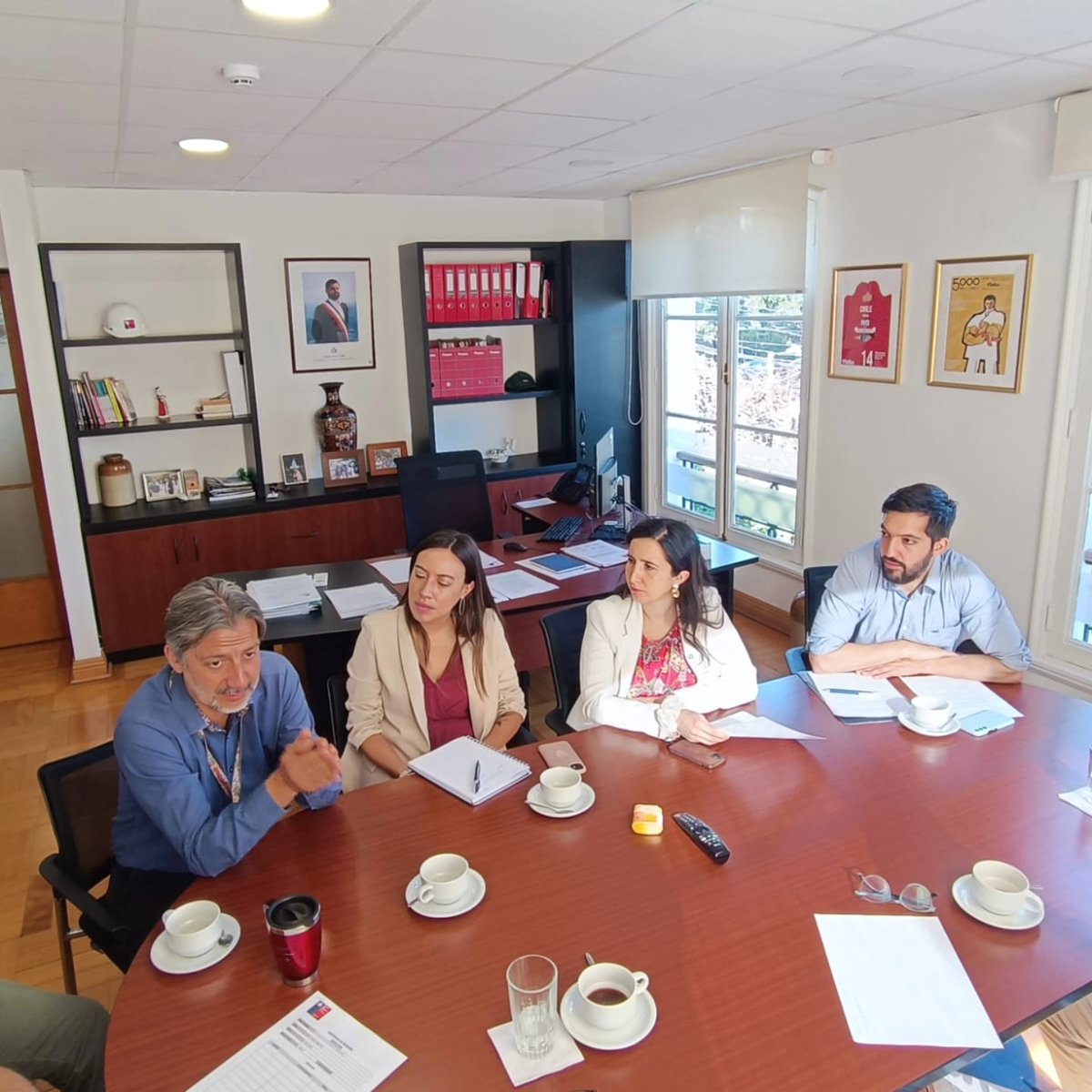Está mañana nos reunimos con la mesa directiva del @colmedsantiago para compartir con ellos el detalle de las acciones que hemos realizado como @saludoriente y <a href="/HCalvoMackenna/">Hospital Amigable Dr. Luis Calvo Mackenna</a> para resolver  la demanda quirúrgica  pediátrica y la reposición de los pabellones.