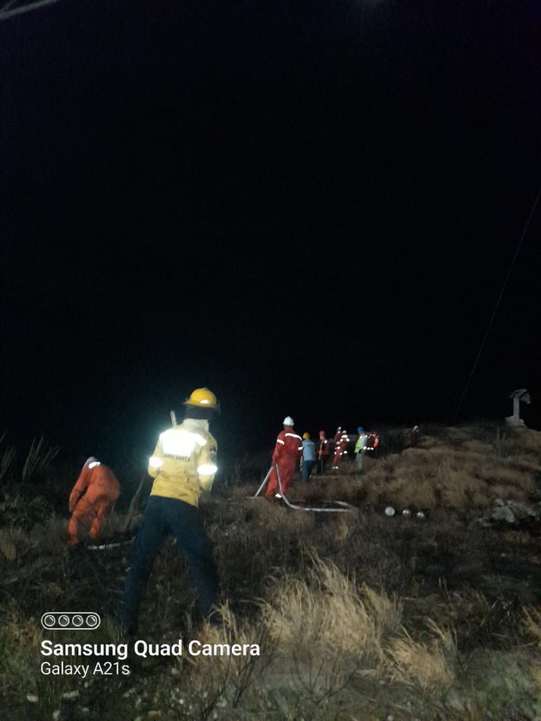 BomberosVolSM's tweet photo. 🧑🏼‍🚒Unidades del Cuerpo de Bomberos Voluntarios de Santa Marta, controlaron emergencia por incendio de cobertura vegetal en la Carrera 1#10A-12, parte superior de la Sociedad Portuaria. 

¡24 horas al servicio de la comunidad 🚒🚨 https://t.co/23vSc4YQfO