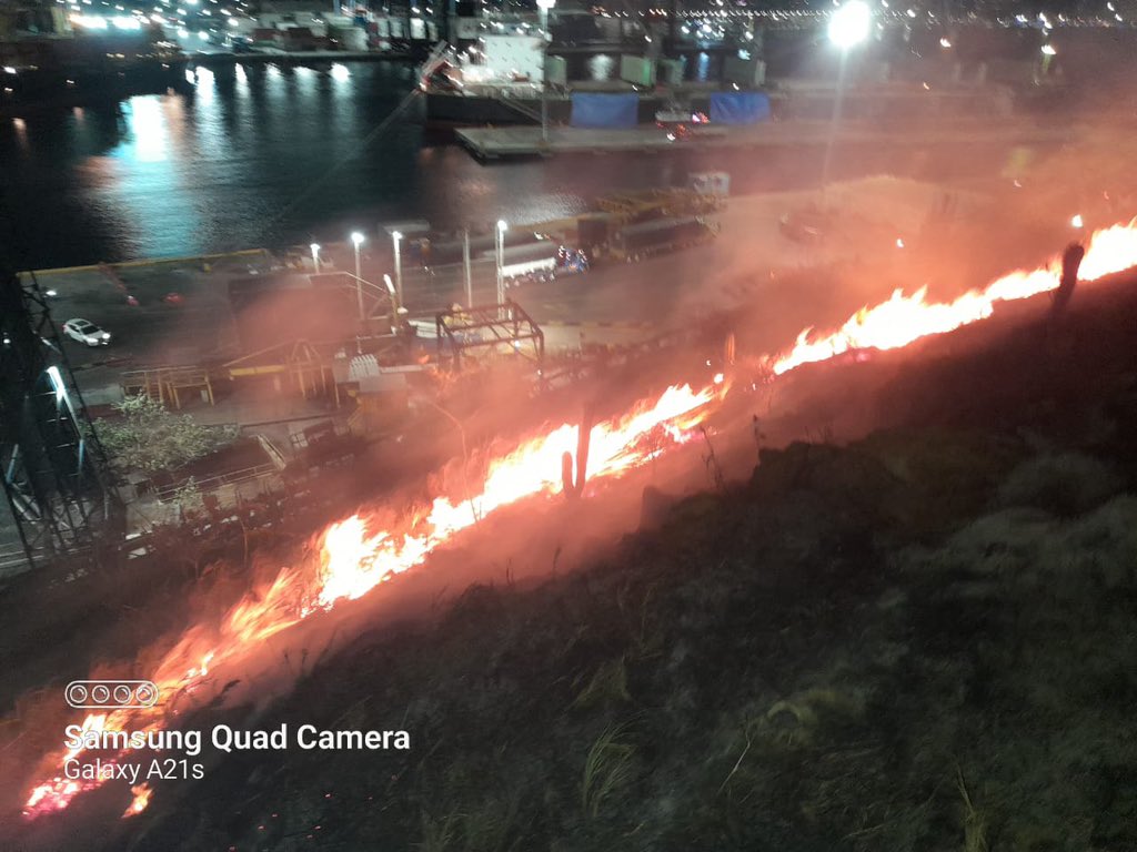 BomberosVolSM's tweet photo. 🧑🏼‍🚒Unidades del Cuerpo de Bomberos Voluntarios de Santa Marta, controlaron emergencia por incendio de cobertura vegetal en la Carrera 1#10A-12, parte superior de la Sociedad Portuaria. 

¡24 horas al servicio de la comunidad 🚒🚨 https://t.co/23vSc4YQfO
