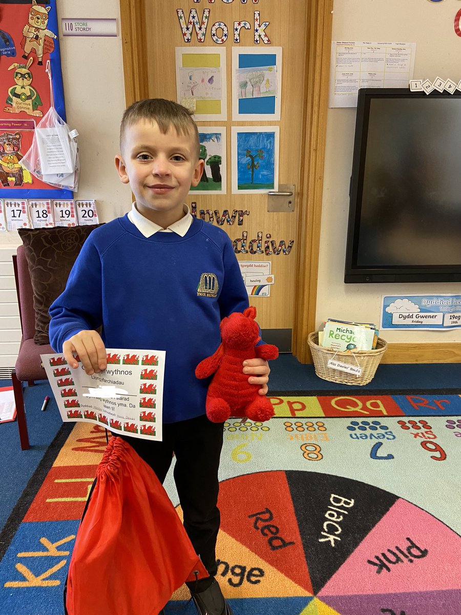 Our newest member of Dosbarth Onnen, Draig Coch has had a fantastic first adventure with last weeks cymraes y wythnos and is now ready for a new adventure with our cymro y wythnos! @YsgolMaesglas