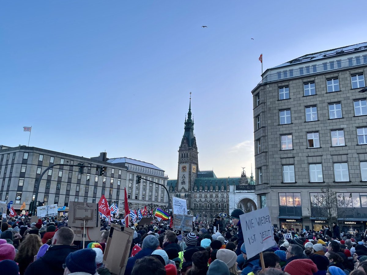 Lukas Mezger (@lukasmezger) on Twitter photo Durchgefrorn und trotzdem da –
winterfeste Antifa! Durchgefrorn und trotzdem da –
winterfeste Antifa!