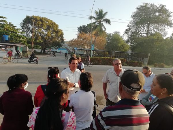 Como parte de su sistema de trabajo <a href="/E_RdgzDavila/">Eduardo Rodríguez Dávila</a> recorrió esta mañana, en territorio tunero, el punto de embarque de Las Tunas que utiliza la población para trasladarse hacia las provincias de Santiago de Cuba y Guantánamo.