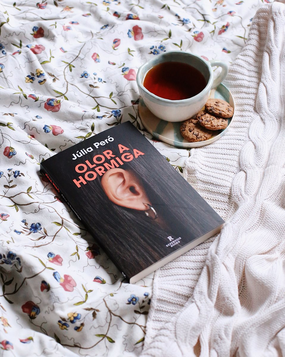 Brutalidad y belleza.
Tanta violencia y carencias como ternura.
Soledad, deseo y dolor.

Un recordatorio de que la vejez femenina es vista apenas como pura obsolescencia, un resto de existencia donde el amor no tiene cabida.

Así es "Olor a hormiga" de @_juliapero.