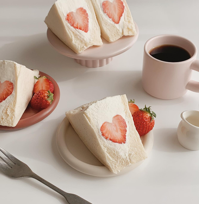 daily_dolce's tweet photo. Strawberry sandwich by okunonolife https://t.co/WBHLUhMJPq