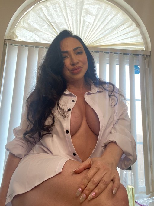 💋 I would much prefer to coat his expensive work shirt with my oil &amp; juices over wearing a bikini! It&rsquo;s<a href="/tag/brandimae"class="tags"><span>#brandimae</span></a><a href="/tag/notvegan"class="tags"><span>#notvegan</span></a><a href="/tag/musclemilf"class="tags"><span>#musclemilf</span></a>