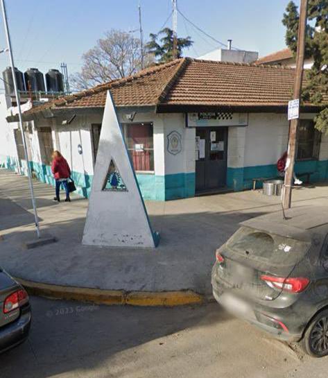 LaloCreusOk's tweet photo. FUGA DE PRESOS 

!Se fugaron seis presos por los techos de la comisaría de Catan!

¿A quien vas a acusar ahora @FerEspinozaOK?

El intendente es el responsable político de lo que sucede en su municipio.

La Matanza es zona liberada por decisión política

¿Dónde estás @Kicillofok? https://t.co/Ymfr2GL3jW