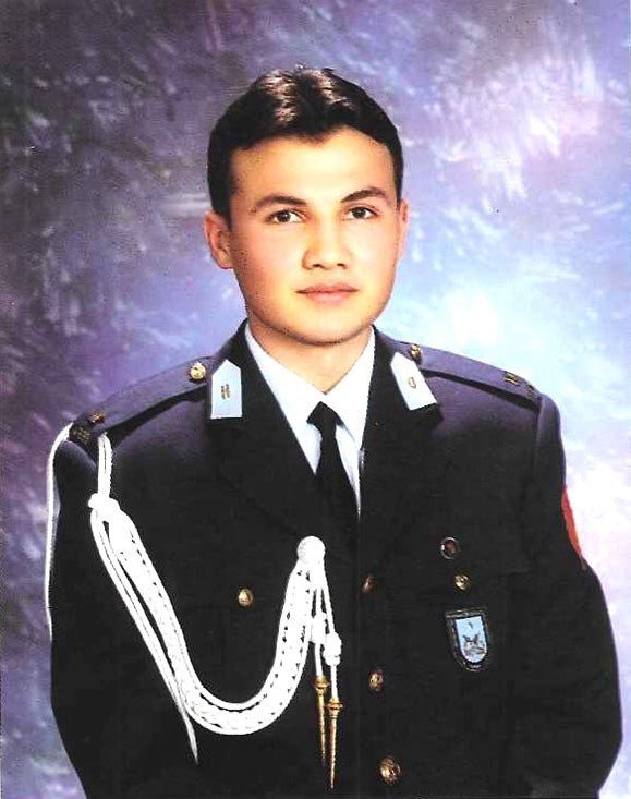 Milli Savunma Üniversitesi, ilk Türk Astronot Albay Alper Gezeravcı’nın okul fotoğrafını paylaştı.