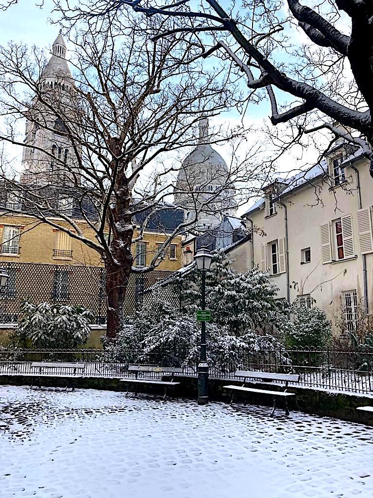 focusonparis's tweet photo. Flashback Friday: early yesterday #Montmartre awoke to a blanket of newfallen #snow. #snowinginparis #snowinparis #paris #architecture #photography https://t.co/fVjudwvnHj https://t.co/OYazg4mGn3