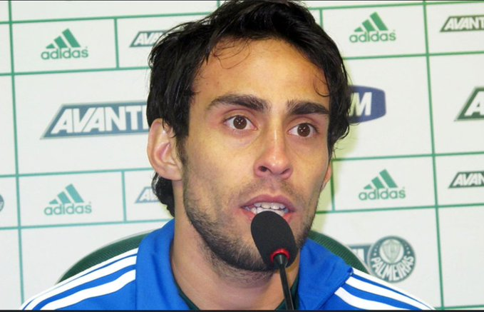 🎙️:seus problemas psicológicos vem te prejudicando dentro de campo como dizem?

@jotaHeisen: em relação a isso, eu venho me tratando com diversos recursos da psicologia, o clube me forneceu isso, agradeço. Mas isso, acredito que não estou no meu 100%, isso me atrapalha bastante.