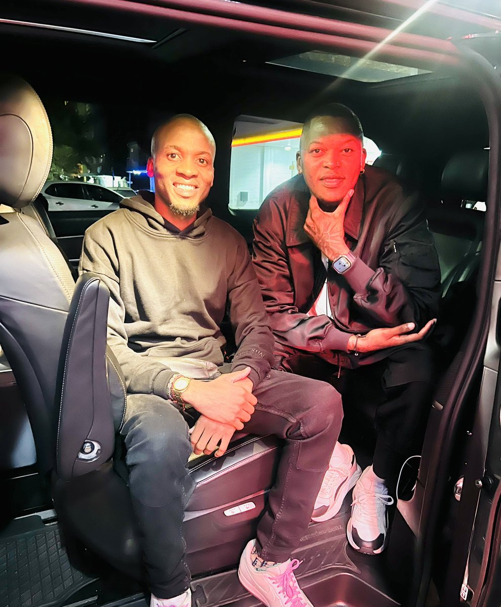 TheOfficialRhee's tweet image. Last night playing •B2B with my brother #OscarMbo at his Residency Thursday residency Cosmopolitan 

#GeniusLevelTalent #B2B #DopeBoyz🎼✨