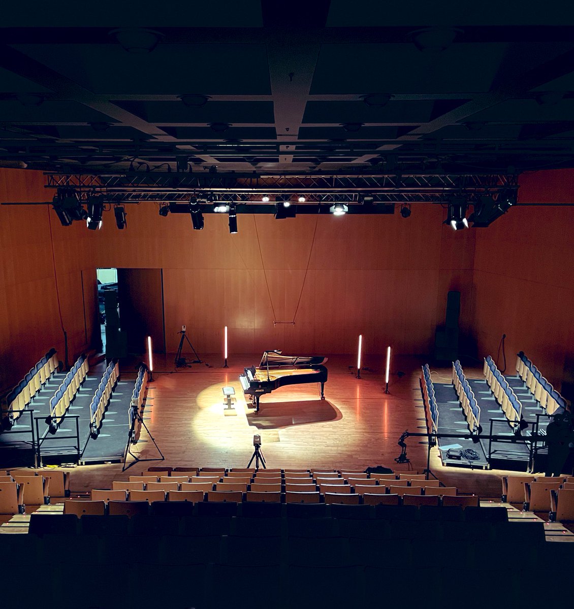 catlladotmontse's tweet photo. Un equip humà extraordinari per a un projecte d’abast nacional que tothom viu amb molta intensitat i motivació. Avui, primer concert del #ProjecteMompou a @latlantidavic amb #JosepColom i l’enregistrament en directe de @catalunyamusica i @som3cat. #Mompou #GransConcerts #180emvic https://t.co/zNS4hj6x4Q