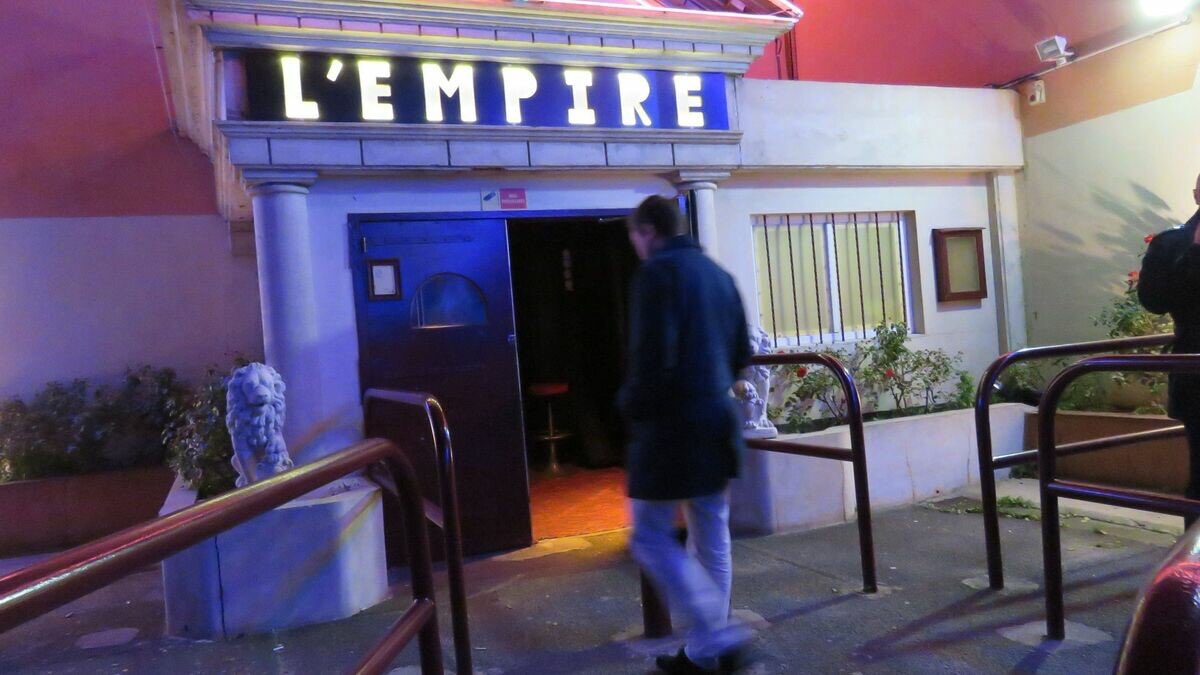 info_Paris_IDF's tweet photo. 🔴 FLASH - #ChillyMazarin : une femme âgée de 19 ans est entre la vie et la mort après avoir chuté du #capot d’une voiture en marche tôt ce vendredi.
👉 Le conducteur a été interpellé. Une #enquête pour « blessures involontaires aggravées » est en cours. (Lp) #Essonne https://t.co/cHHX3fM5Mt