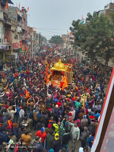 vskkashiprant's tweet photo. चरन-कमल बंदौं हरि-राइ। जाकी कृपा पंगु गिरि लंघै, अंधे कौं सब कछु दरसाइ॥ बहिरौ सुनै, गूँग पुनि बोलै, रंक चलै सिर छत्र धराइ। सूरदास स्वामी करुनामय, बार-बार बंदौं तिहिं पाइ॥
#PMModi #ShriRamMandir #AyodhyaDham #AyodhyaRamMandir 
#अयोध्या #राममंदिर #राम_मन्दिर #रामलल्ला_आ_रहें_हैं https://t.co/L7A8B8qxKg