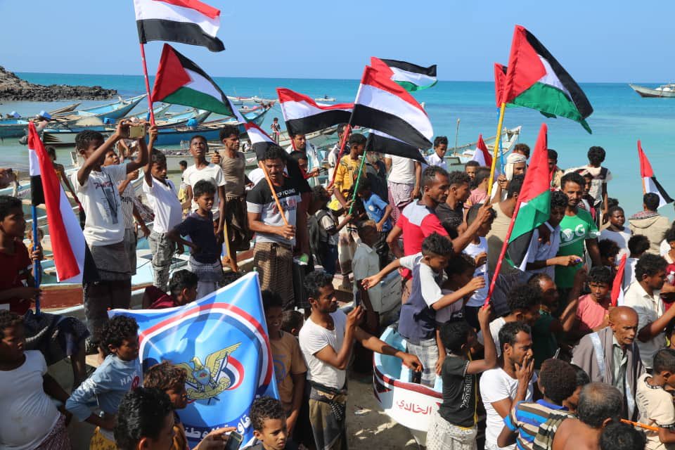 tarikyemen's tweet photo. تحية اجلال وتقدير لكل الذين تظاهروا على امتداد ساحل البحر الأحمر، وفي مدينة تعز، تضامنا مع الشعب الفلسطيني الذي يعاني ويلات الحرب لليوم المائة، وضد جرائم الحوثي.
يدرك اليمنيون ان عداوتهم للحوثي هي ذاتها عداوة الفلسطيني لإسرائيل.
يعاني الشعبان من ذات الجرائم التي يرتكبها عدوان متشابهان.
.#فلسطين