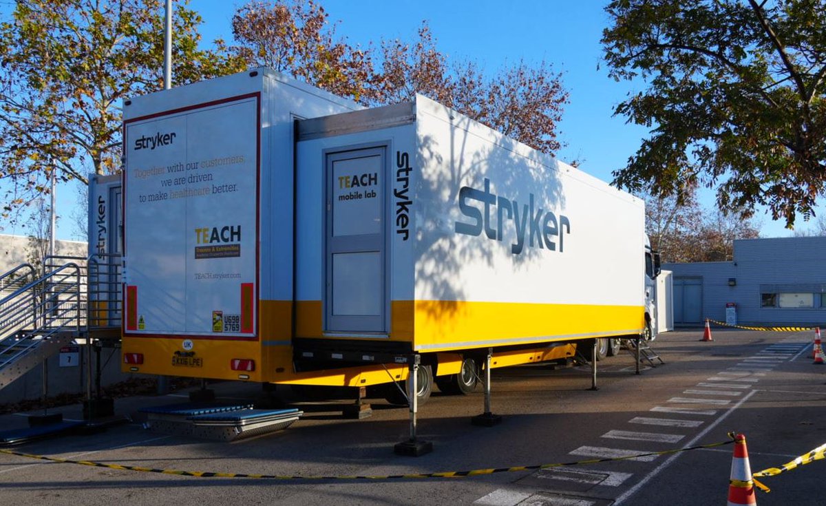 hjoan23's tweet photo. 🚛El Servei de #TraumatologiaHJ23 ha participat en una formació sobre instrumentació i tractament de fractures amb sistemes d'osteosíntesi, dins un tràiler de 37.000 kg de Stryker. #Tarragona

📰Tota la informació a: https://t.co/Kt4gPzaQZ5 https://t.co/nMPR1khkN4