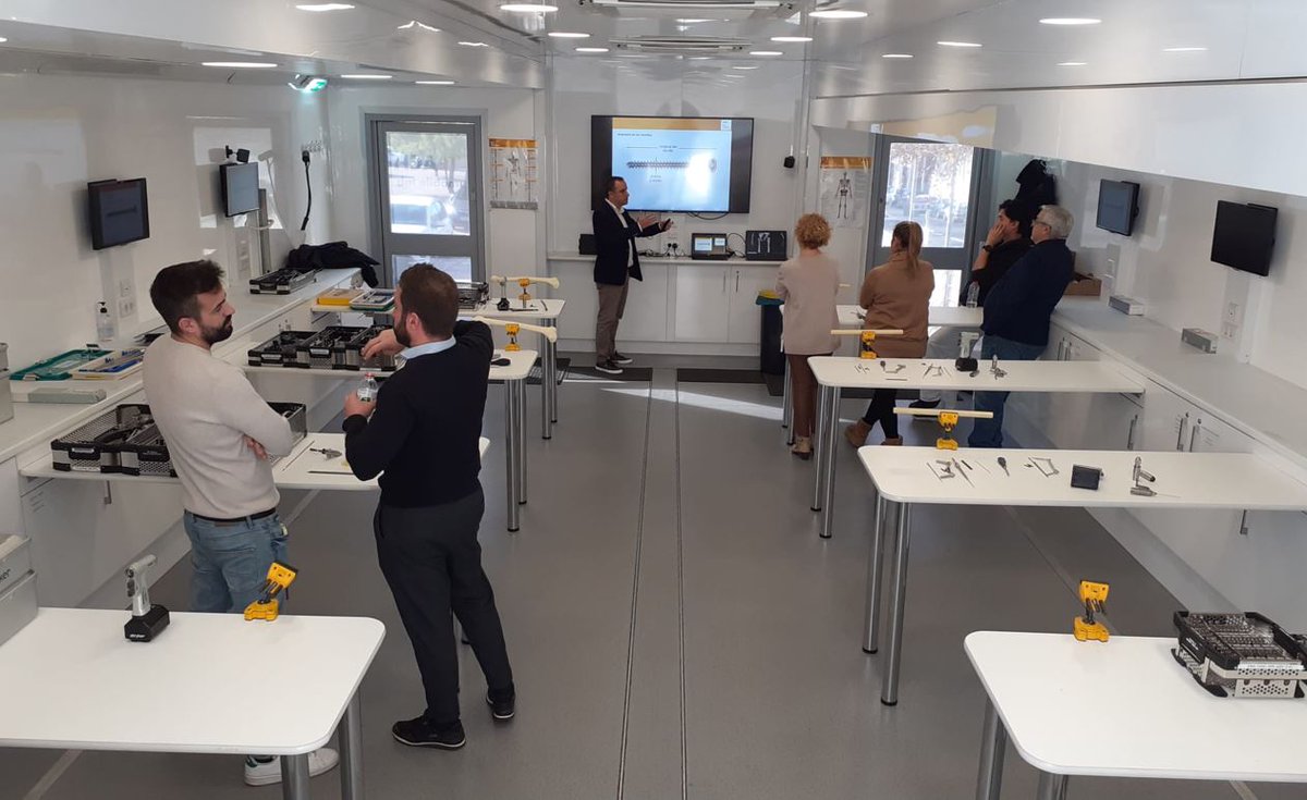 hjoan23's tweet photo. 🚛El Servei de #TraumatologiaHJ23 ha participat en una formació sobre instrumentació i tractament de fractures amb sistemes d'osteosíntesi, dins un tràiler de 37.000 kg de Stryker. #Tarragona

📰Tota la informació a: https://t.co/Kt4gPzaQZ5 https://t.co/nMPR1khkN4