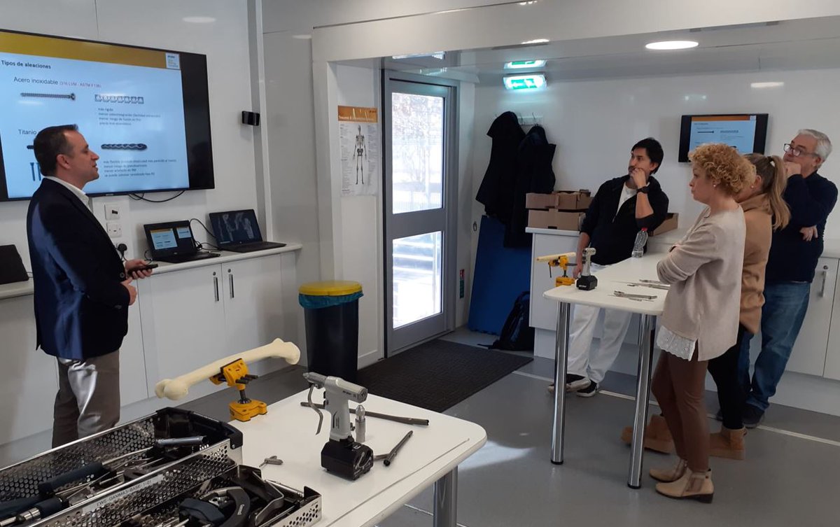 hjoan23's tweet photo. 🚛El Servei de #TraumatologiaHJ23 ha participat en una formació sobre instrumentació i tractament de fractures amb sistemes d'osteosíntesi, dins un tràiler de 37.000 kg de Stryker. #Tarragona

📰Tota la informació a: https://t.co/Kt4gPzaQZ5 https://t.co/nMPR1khkN4