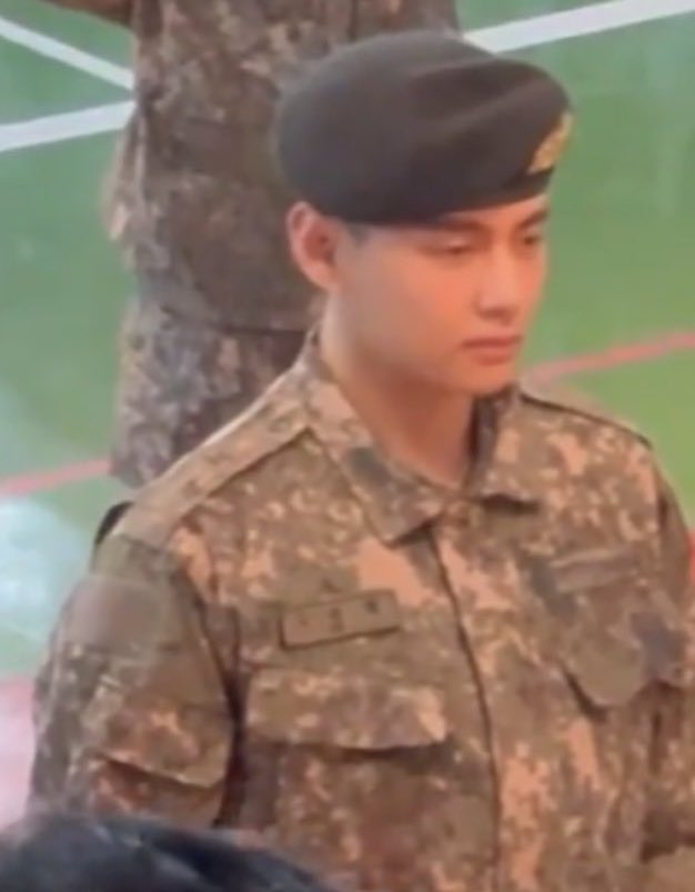 ukepussyyy's tweet photo. @humanlouvreart you should appreciate taehyung's sharp slinted eyes and broad shoulders, taehyung is the captain, it's not too late to fix your mistake and respect taehyung's choice https://t.co/SxrNh5e7Az