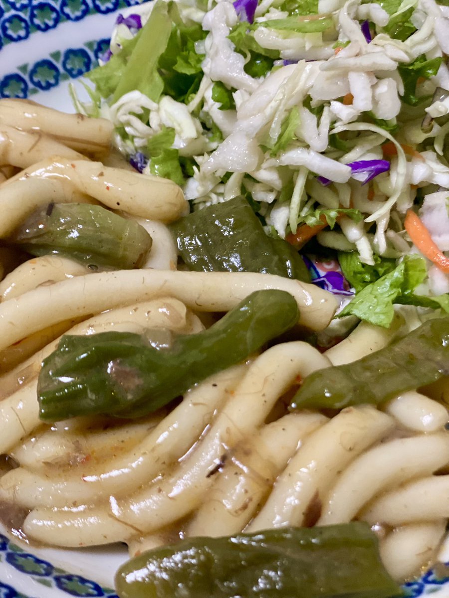 오늘은 갑자기 일이 생겨 도시락을 못쌌어요😜
대신 저녁이라도 올려봅니다..
배드캐럿 고사리 떡볶이와 샐러드~ 랍니다😜
먹고 부족해서 리필해서 먹었어요^ㅅ^
맛있는 것 드시고 좋은 주말 보내시길 바라요〰️‼️