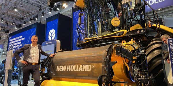 realagriculture's tweet photo. . @NewHollandAg forage harvesters feature new grass pick-up #cdnag #ontag #OGLY #westcdnag https://t.co/TgZWW89JIf https://t.co/uj7jfZ73Wj