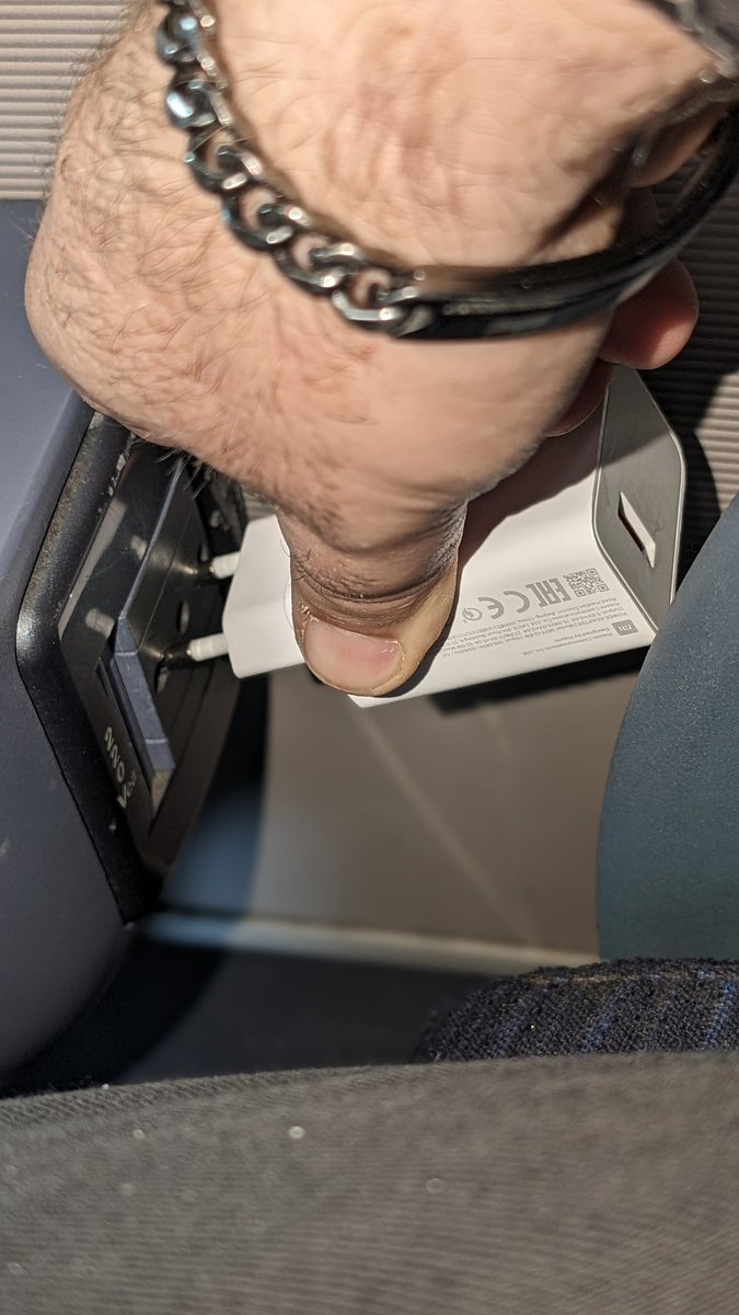 CelliniFabio's tweet photo. @LeFrecce lo diamo un premio a chi ha messo le prese sui posaceneri così vicine su intercity? https://t.co/gyMjVkbW7H