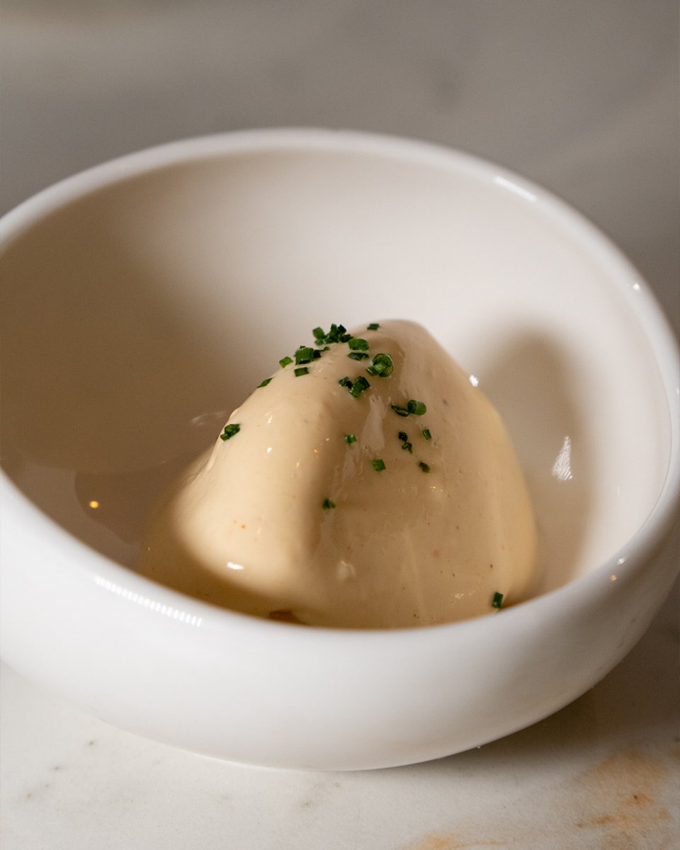 Nuestra ensaladilla ya se ha convertido en un clásico de casa. Homenajeamos nuestra cultura y nuestras costumbres con platos como este.
.
🌍 restaurantemanzil.com
☎️ 854 745 906 / 622 909 082
📍 C/ Alfonso XII 13 #Sevilla