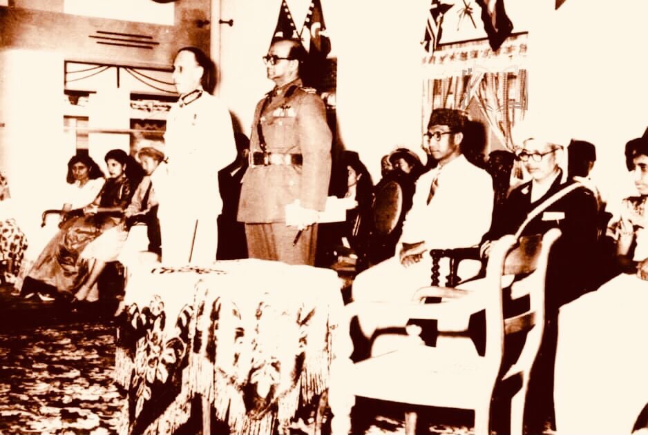 shathirhiri's tweet photo. "އަމީނުލްޤައުމު"  އަވަހާރަވިތާ 
މިއަދު 70 އަހަރުު

 ފުރަތަމަ ޖުމުހޫރިއްޔަތުގެ 
ރައީސް މުޙައްމަދު އަމީނު އަވަހާރަވީ
އުމުރުފުޅުން 44 އަހަރުފުޅުގައި
19 ޖަނަވަރީ 1954ގައި

އަމީނުގެ ހަށިކޮޅަށް އެންމެން
ގިނަގުނަ އަނިޔާކޮށް ތަޅައިތަޅައި
ހަށިކޮޅުން ލޭއޮހޮރުވައި
ހަށިކޮޅު ޗިސްޗިސްކޮށްލުން https://t.co/i8nLFfcCCq
