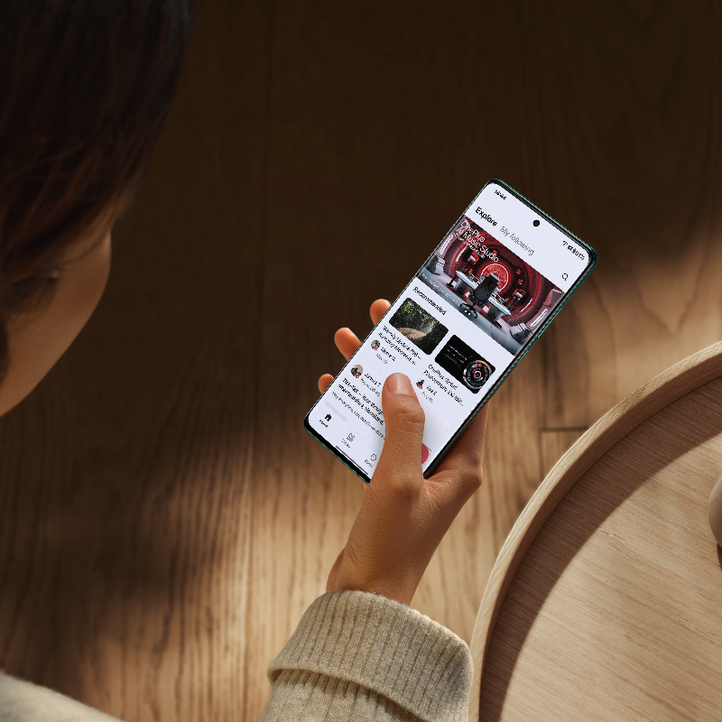 oneplus's tweet photo. The #OnePlus12 and #OnePlus12R are already record-breaking phones: their @DisplayMate A+ certified displays set or match 18 smartphone display performance records😎