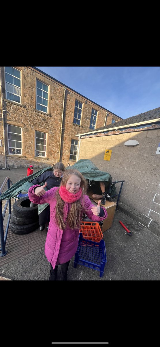 LVPSP5M's tweet photo. Den building during loose parts yesterday despite the windy weather 😊 https://t.co/z6SwRevvTz