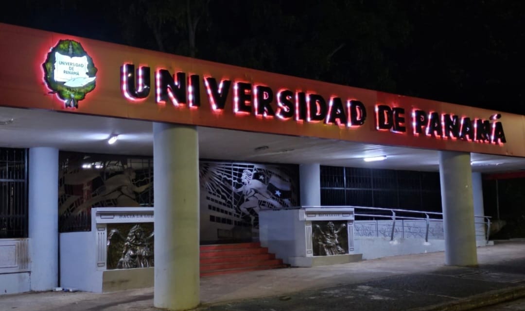 ¡Seguimos mejorando nuestra infraestructura! 
En esta ocasión se trata de la entrada de la universidad, a un costado de la Facultad de Informática y Comunicación.
La renovación de esta entrada  incluyó la construcción de un acceso para personas con movilidad restringida