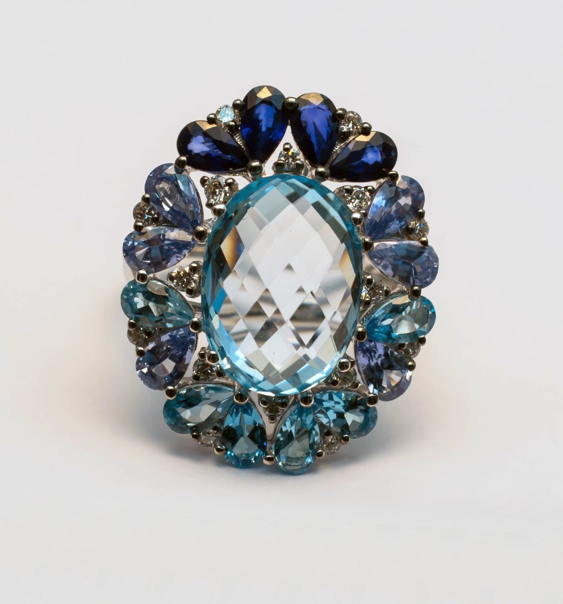 jordanjoyeros's tweet photo. Joyas azul cielo para días lluviosos.
#JordanJoyeros #diseñadores #joyería #fabricantes #gemólogos #anillos #rings #oroblanco #whitegold #topacio #Zafiro #zafiroazul #Diamantes #diamond #diseñamosparati #wedesignforyou
https://t.co/A7VujDdeUk https://t.co/S2Ll7yb0WF