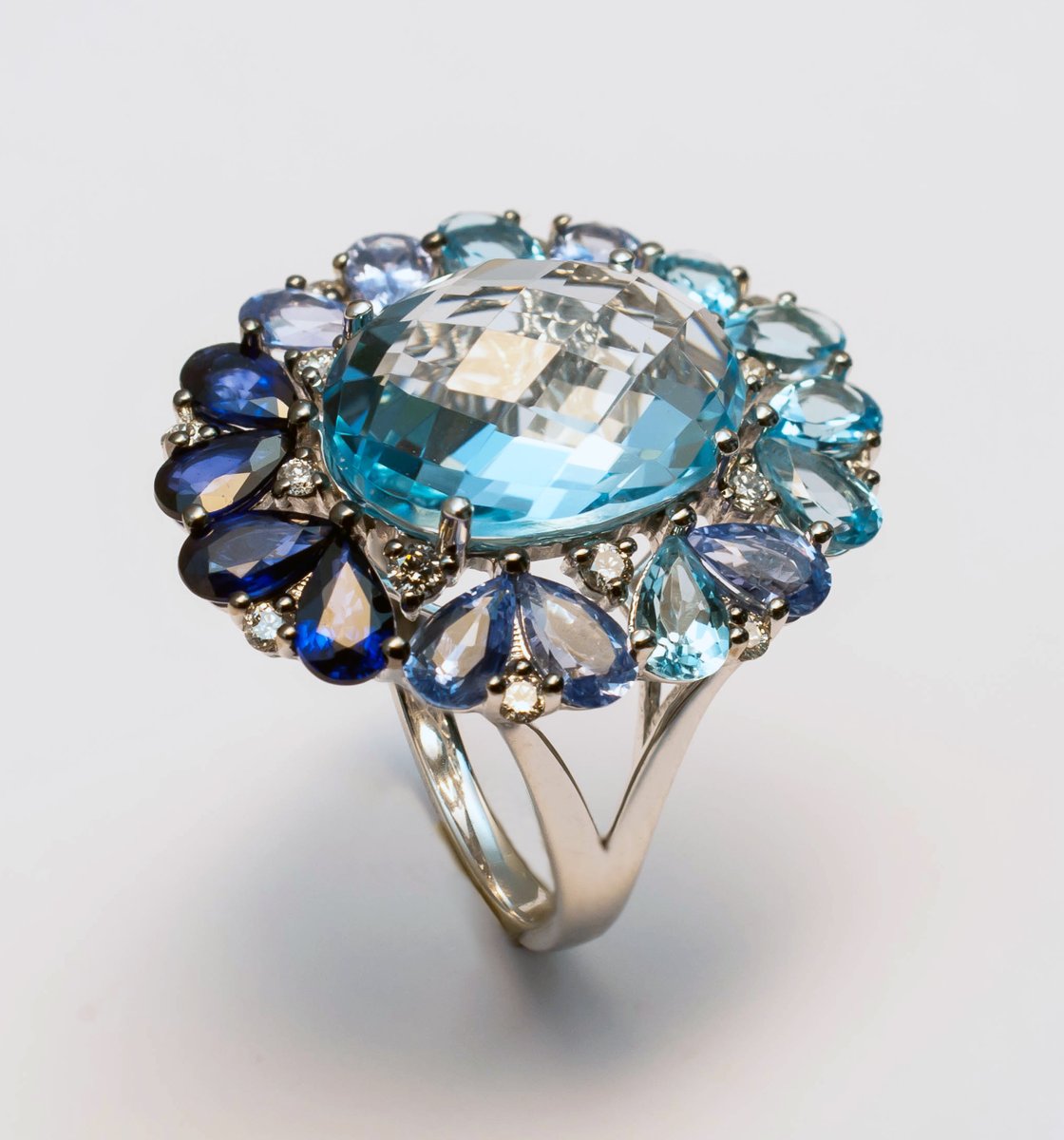 jordanjoyeros's tweet photo. Joyas azul cielo para días lluviosos.
#JordanJoyeros #diseñadores #joyería #fabricantes #gemólogos #anillos #rings #oroblanco #whitegold #topacio #Zafiro #zafiroazul #Diamantes #diamond #diseñamosparati #wedesignforyou
https://t.co/A7VujDdeUk https://t.co/S2Ll7yb0WF
