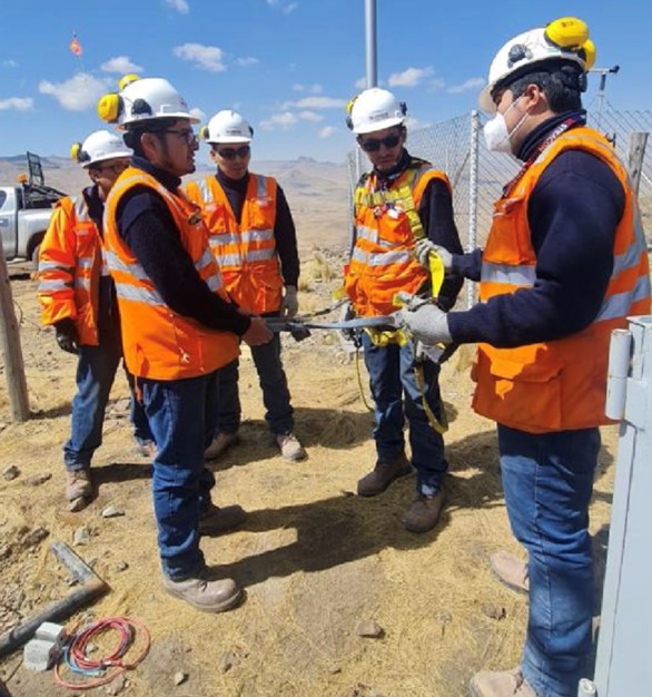 im_mining's tweet photo. #MinaJusta, the major #Peru #copper mine has implemented an innovative #IoT worker safety solution for real-time and historical tracking of people in blasting zones, developed by #STRACON Tech in collaboration with @ABEEWAY & @Actility https://t.co/q1hgznsp3c https://t.co/nmwumJIHre