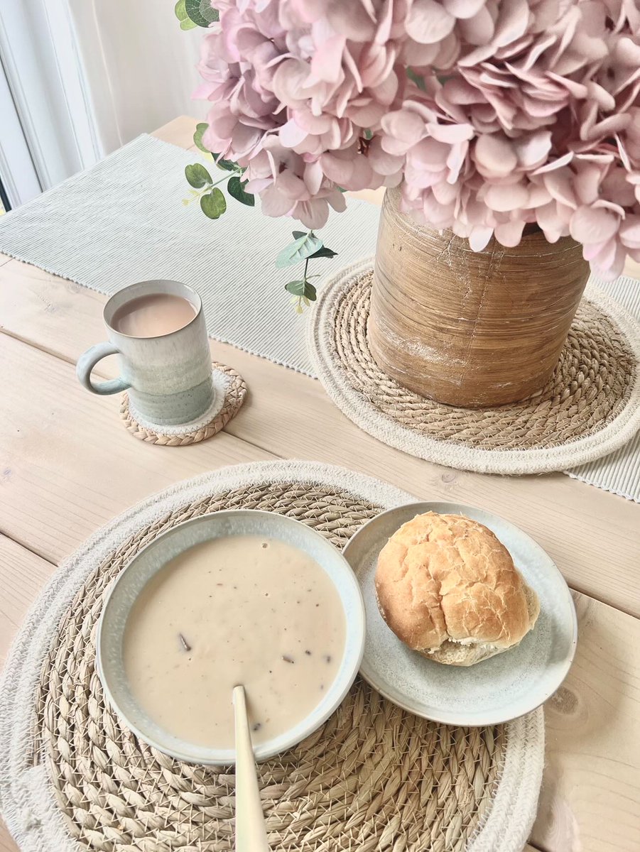 denbypottery's tweet image. Lunchtime bliss...

📷 by @sycamore__lane using pieces from our calming Kiln Green collection.

See the full range here: tinyurl.com/27sr42ds
#Denby #Lunch #WFH