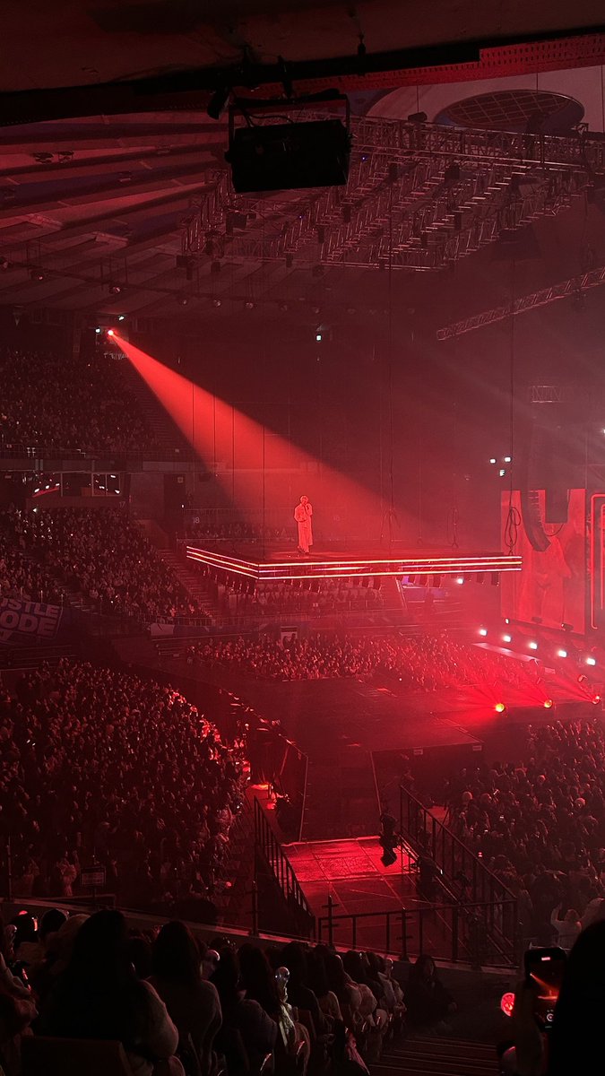 รูปนี้ไม่รู้จะอธิบายยังไงดี ซึงยอนเติบโตขึ้นมาก ๆ ก้าวกระโดดแบบกระโดดไปไกลมากๆ ที่บอกว่า "ขอบคุณที่ค้นพบท่ามกลางนักร้องมากมายบนโลกใบนี้" มันอิมแพคกับภาพนี้มากจริงๆ