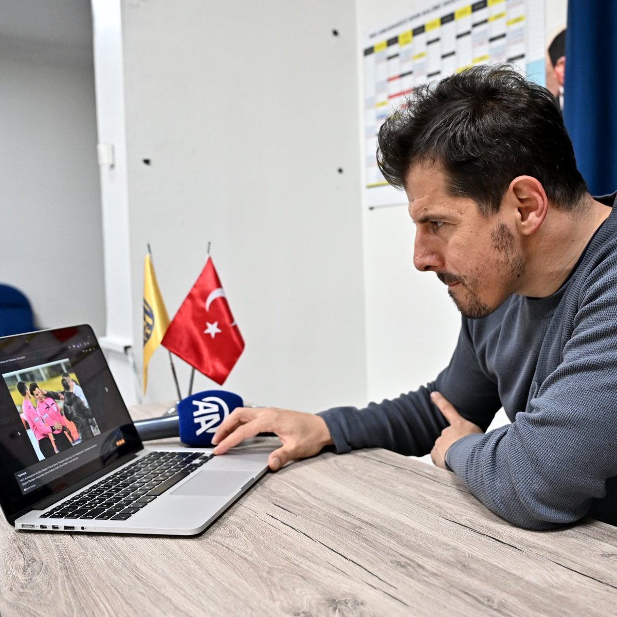 sporx's tweet photo. Ankaragücü Teknik Direktörü Emre Belözoğlu, Anadolu Ajansı'nın düzenlediği 'Yılın Kareleri' oylamasına katıldı. https://t.co/B5Vrz1IDf4