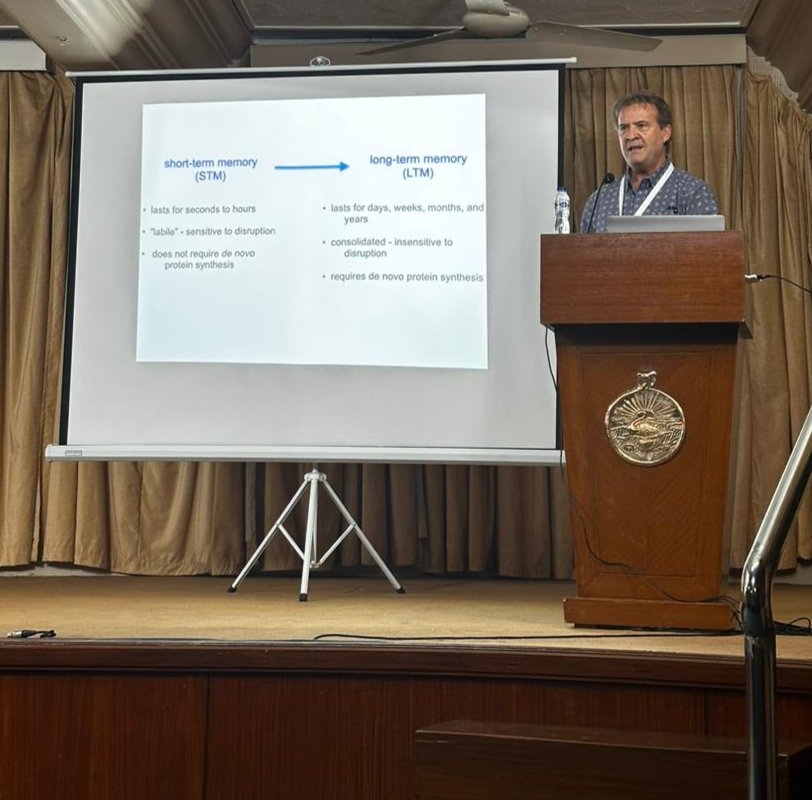 chinta_tcgcrest's tweet photo. For our last lecture on day 2 of #Frommoleculestomind, we have Prof. Eric Klann @NYU and member of @CHINTA's scientific advisory committee talking us through how neurons translate #mRNA during #memory formation!
#neurotalks https://t.co/K2t96Y1U3z