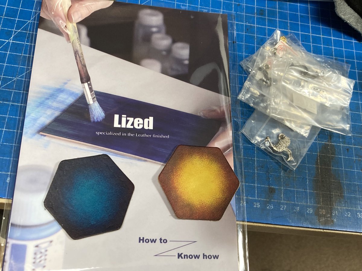 robinbirdcreate's tweet photo. #Lized さんで染色体験。欲しかった本を購入
#愛産商会 さんでアニマルカシメ購入
#Taking ミシンに #ラスカス押さえ もじかに見れて最高!
#抜型工房かわさき さんに、そのうち刃型制作お願いしたい!と思っていたら、出店されていてお話もできた
#革日和 https://t.co/PKKwDdycpt
