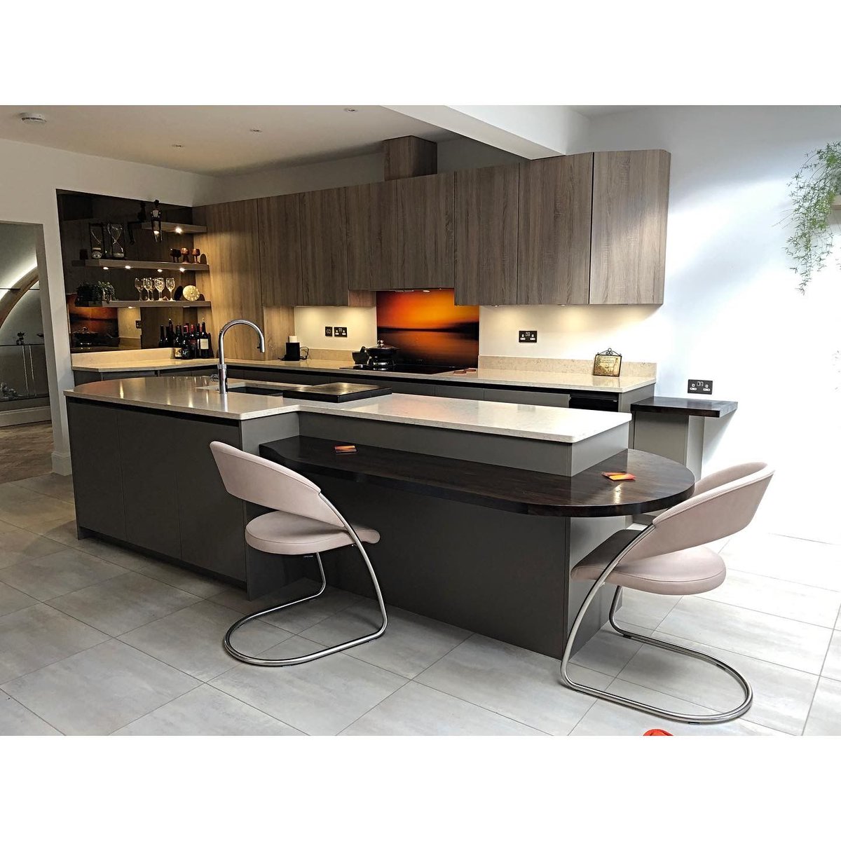 CRLstone's tweet image. The handless clay and washed oak handless cabinets are paired perfectly with the CRL Quartz Savannah worktops in this kitchen by @FreestyleSussex 😍 
.
#handlelesskitchen #greykitchen #quartz