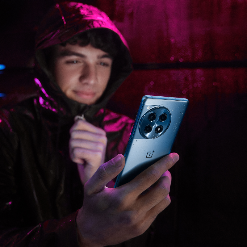 oneplus's tweet photo. The #OnePlus12 and #OnePlus12R are already record-breaking phones: their @DisplayMate A+ certified displays set or match 18 smartphone display performance records😎